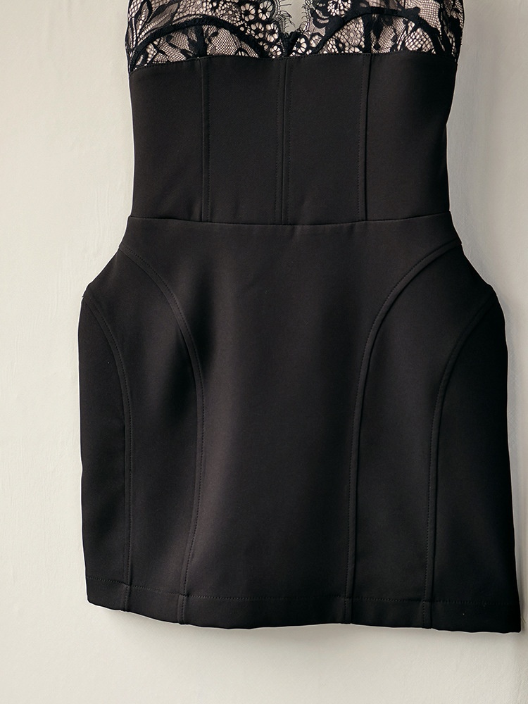 Completo composto da mini abito a corsetto con bordo in pizzo e gonna lunga trasparente.