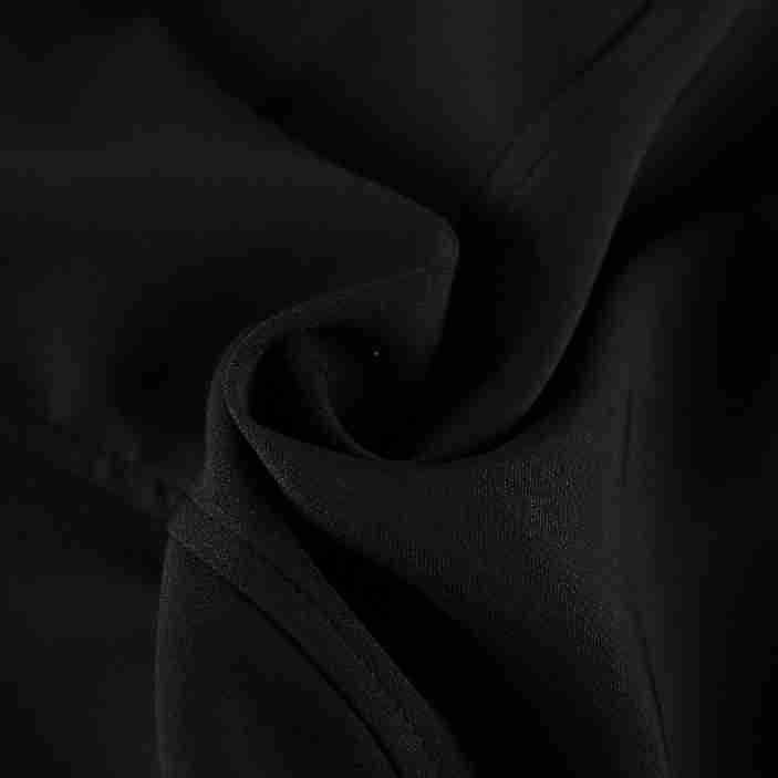 Completo composto da mini abito a corsetto con bordo in pizzo e gonna lunga trasparente.