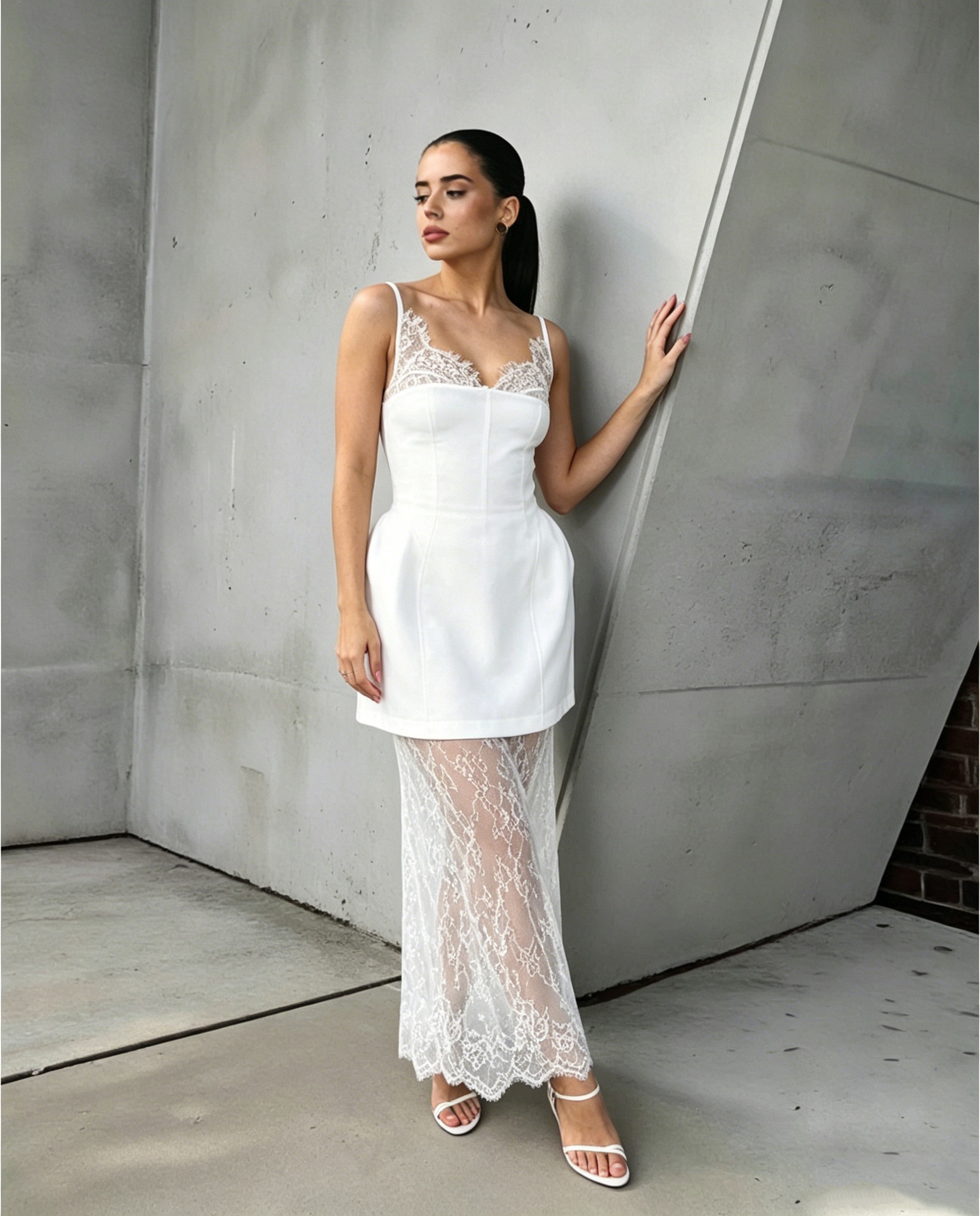 Completo composto da mini abito a corsetto con bordo in pizzo e gonna lunga trasparente.