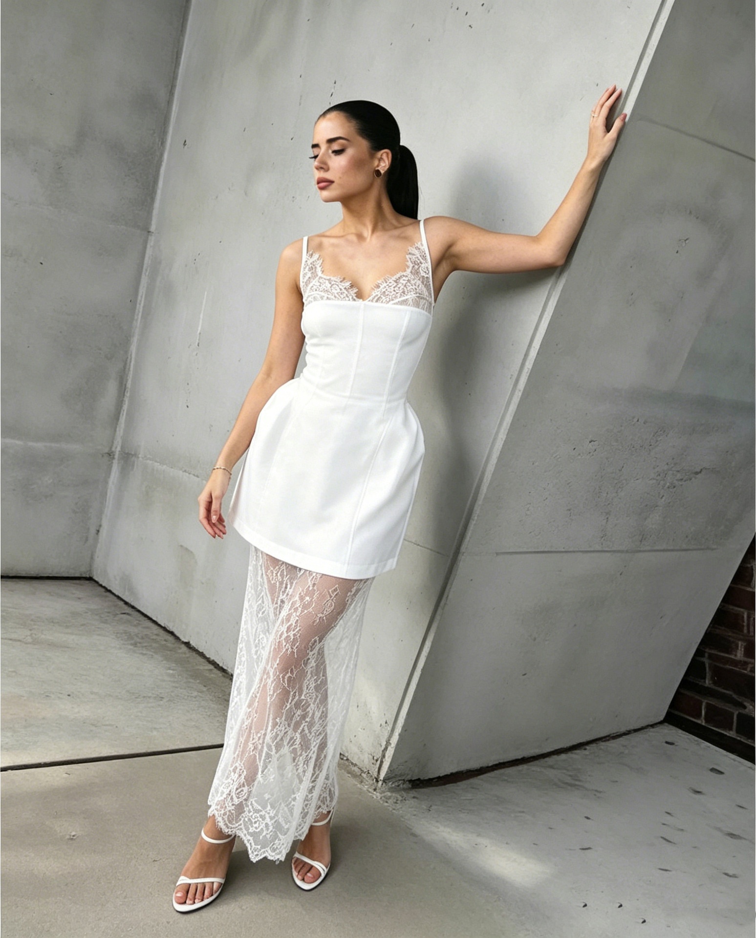 Completo composto da mini abito a corsetto con bordo in pizzo e gonna lunga trasparente.