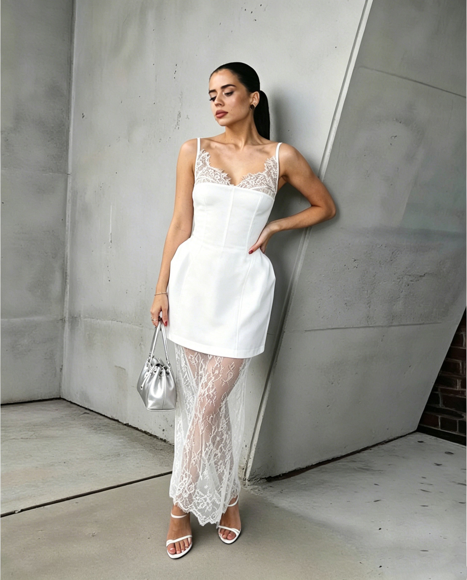 Completo composto da mini abito a corsetto con bordo in pizzo e gonna lunga trasparente.