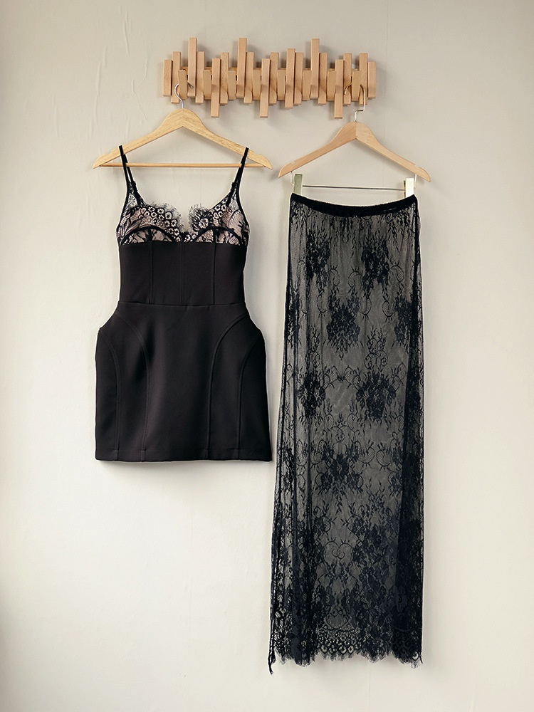 Completo composto da mini abito a corsetto con bordo in pizzo e gonna lunga trasparente.