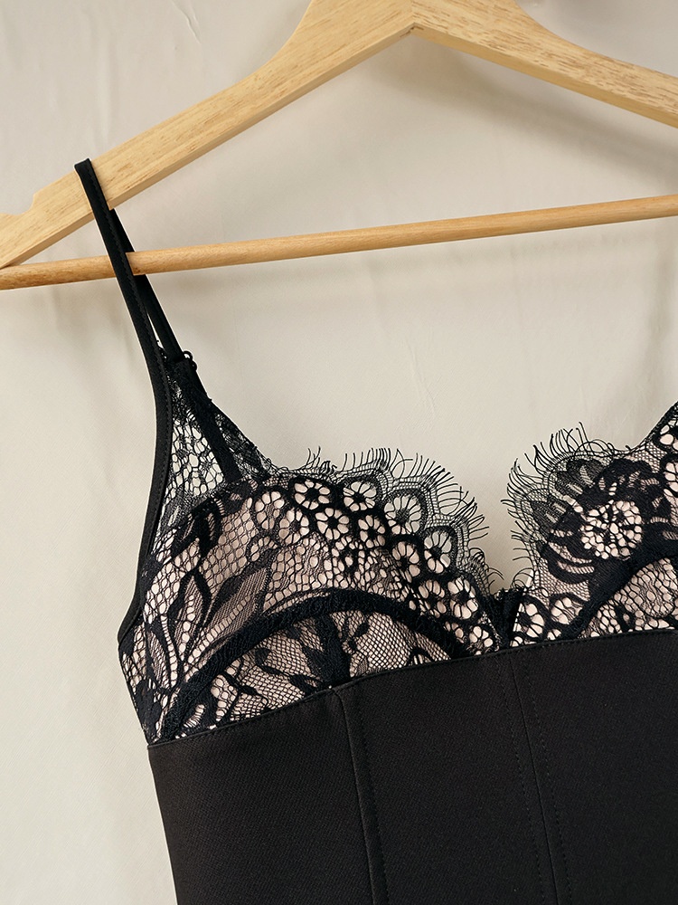 Completo composto da mini abito a corsetto con bordo in pizzo e gonna lunga trasparente.