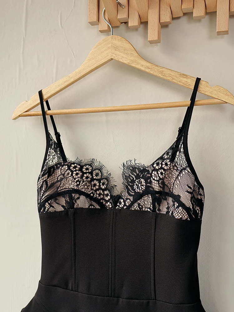 Completo composto da mini abito a corsetto con bordo in pizzo e gonna lunga trasparente.