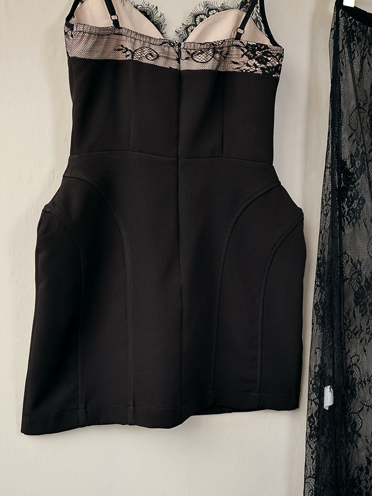 Completo composto da mini abito a corsetto con bordo in pizzo e gonna lunga trasparente.