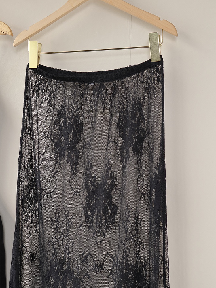 Completo composto da mini abito a corsetto con bordo in pizzo e gonna lunga trasparente.