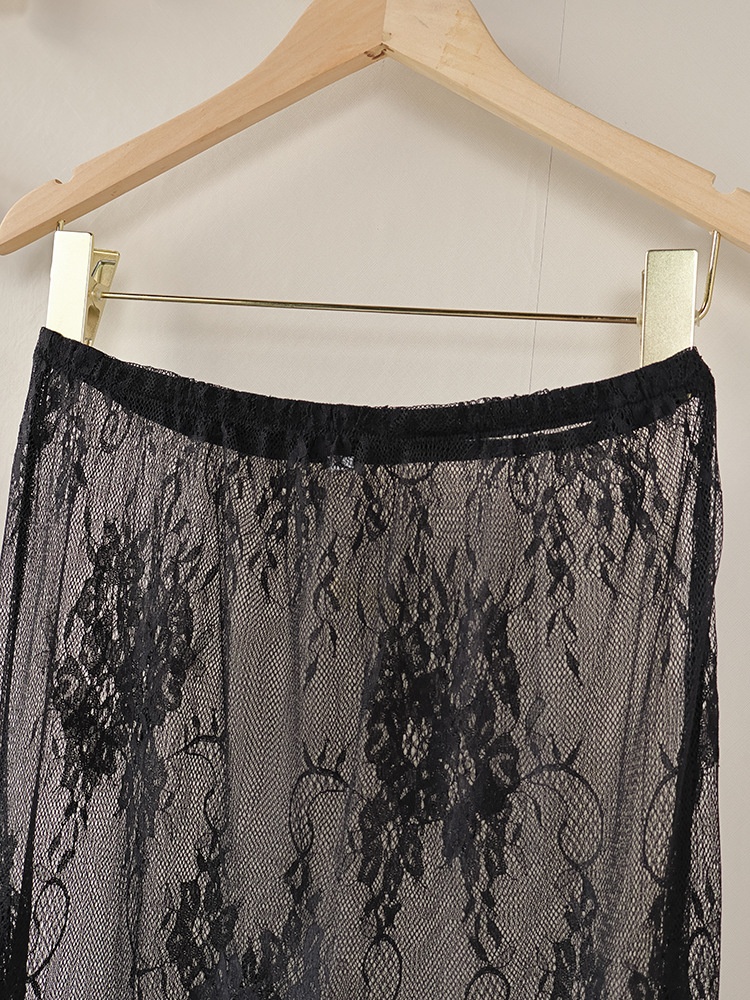 Completo composto da mini abito a corsetto con bordo in pizzo e gonna lunga trasparente.