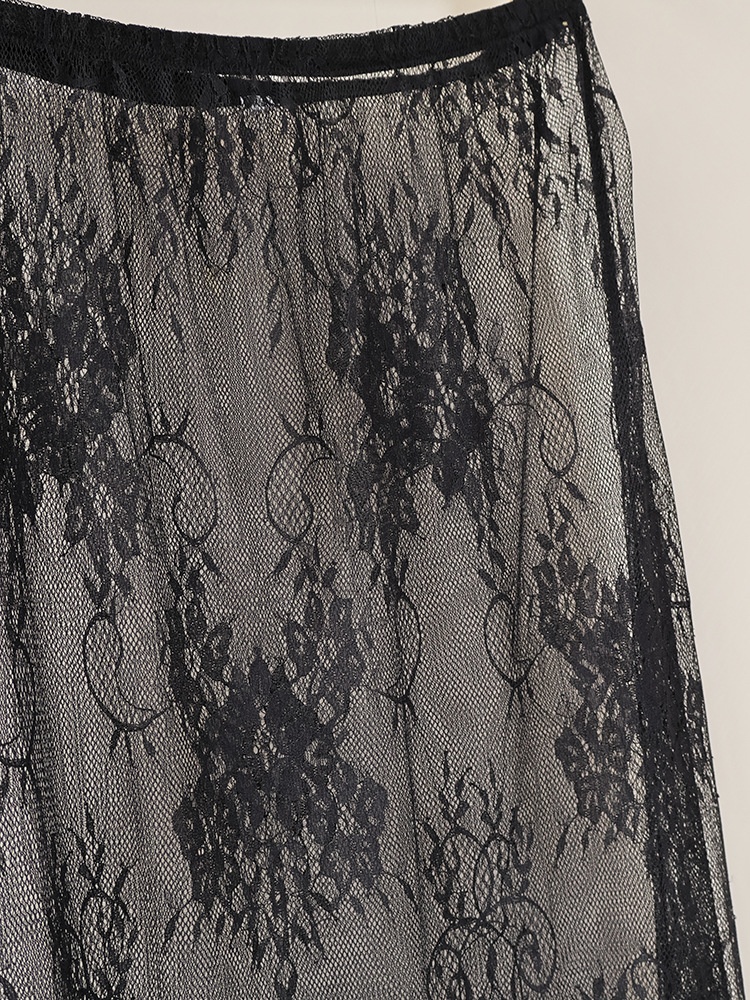 Completo composto da mini abito a corsetto con bordo in pizzo e gonna lunga trasparente.