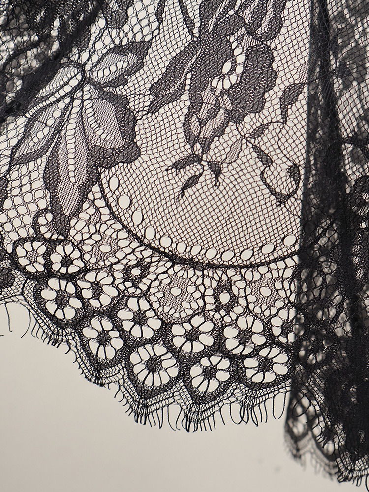 Completo composto da mini abito a corsetto con bordo in pizzo e gonna lunga trasparente.