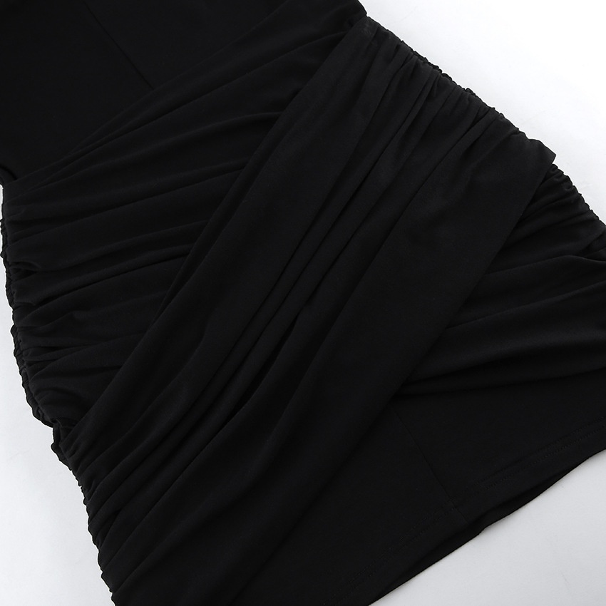 Abito corto da donna nero con scollo alto e arricciature, modello all'americana.