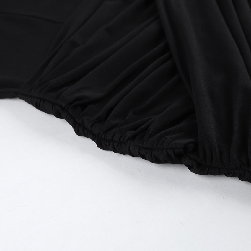 Abito corto da donna nero con scollo alto e arricciature, modello all'americana.
