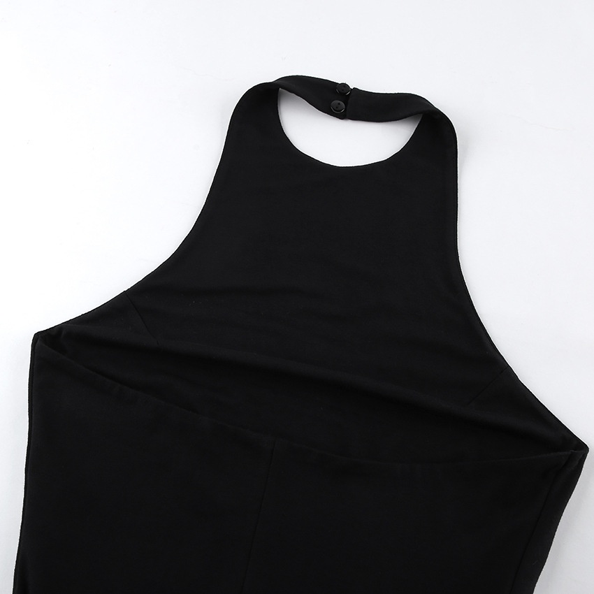 Abito corto da donna nero con scollo alto e arricciature, modello all'americana.