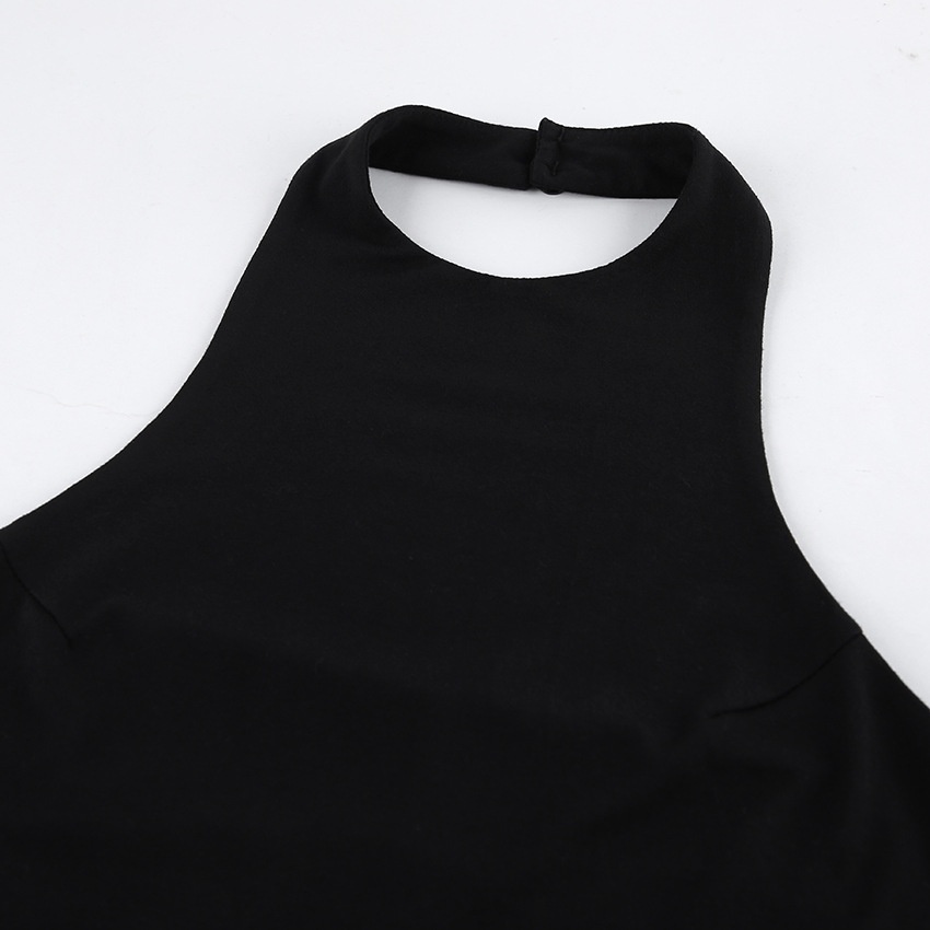 Abito corto da donna nero con scollo alto e arricciature, modello all'americana.