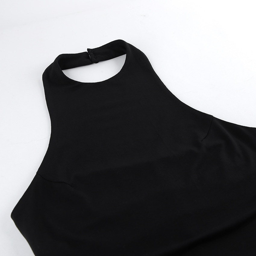 Abito corto da donna nero con scollo alto e arricciature, modello all'americana.