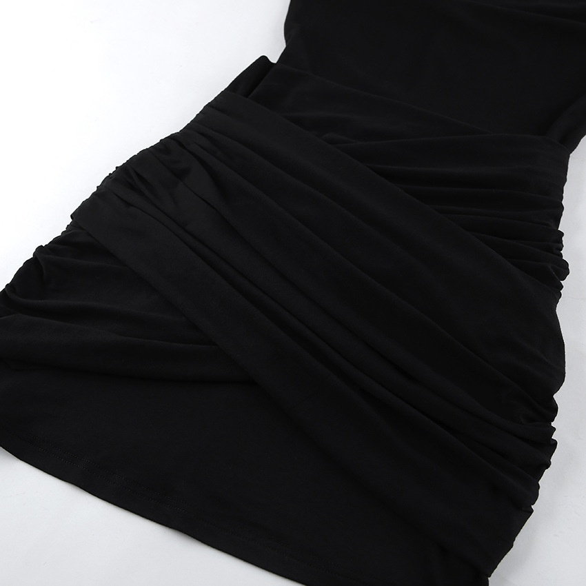 Abito corto da donna nero con scollo alto e arricciature, modello all'americana.