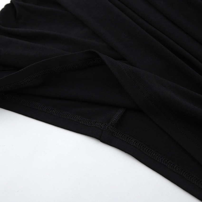 Abito corto da donna nero con scollo alto e arricciature, modello all'americana.