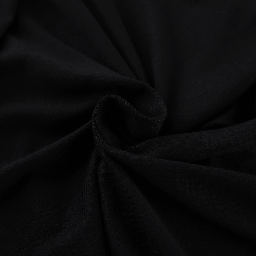 Abito corto da donna nero con scollo alto e arricciature, modello all'americana.