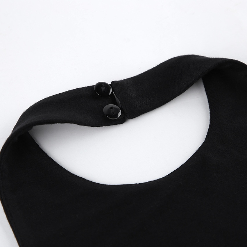 Abito corto da donna nero con scollo alto e arricciature, modello all'americana.