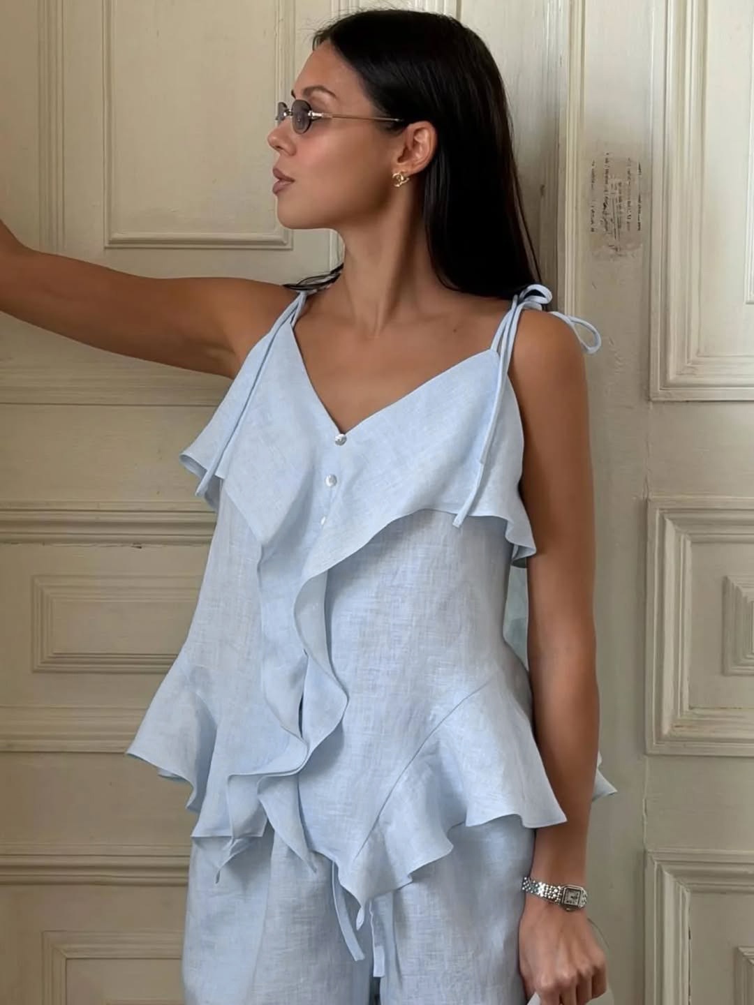 Completo da donna composto da top a canotta con volant e spalline da annodare e pantaloncini.