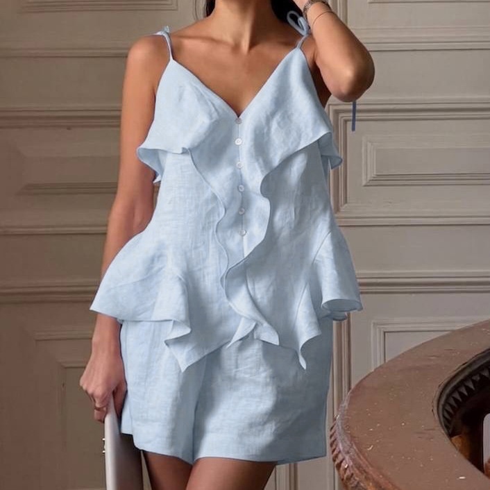 Completo da donna composto da top a canotta con volant e spalline da annodare e pantaloncini.