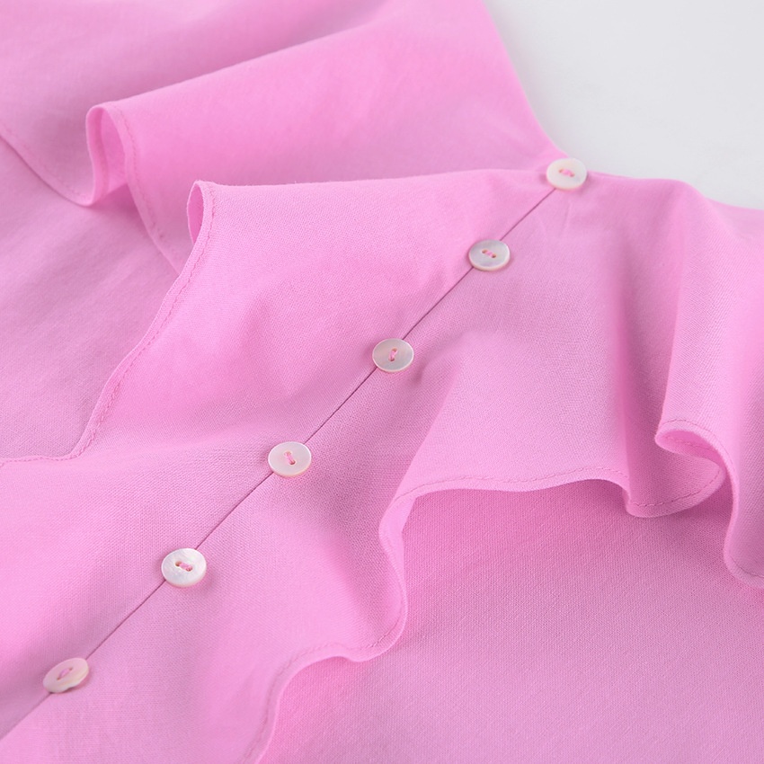Completo da donna composto da top a canotta con volant e spalline da annodare e pantaloncini.