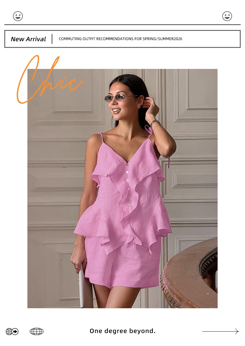 Completo da donna composto da top a canotta con volant e spalline da annodare e pantaloncini.