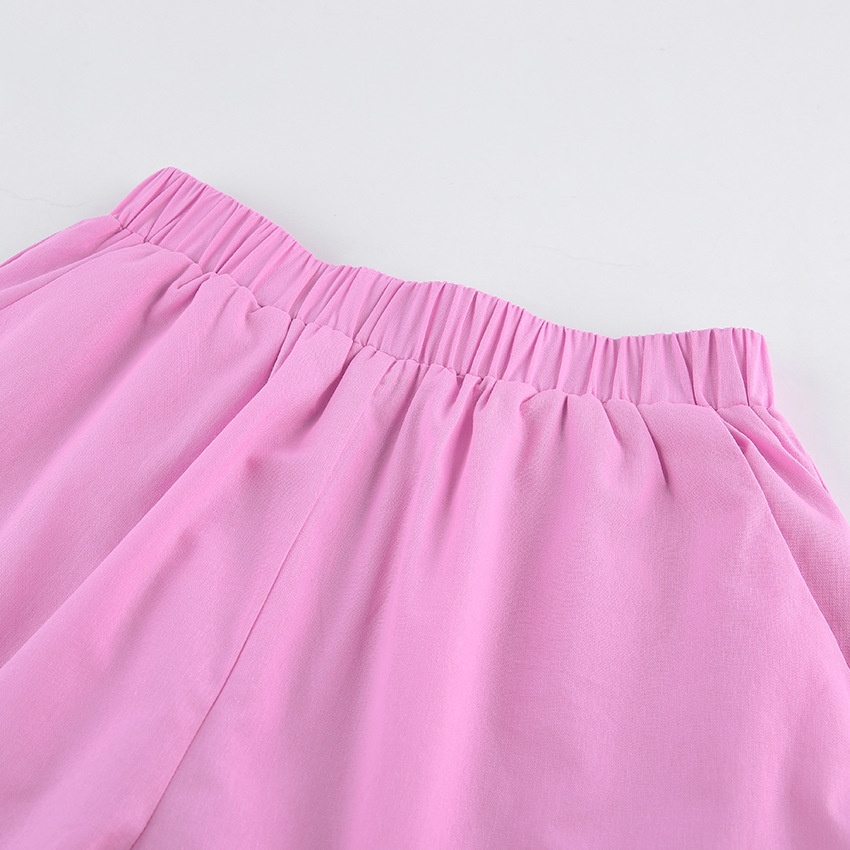 Completo da donna composto da top a canotta con volant e spalline da annodare e pantaloncini.
