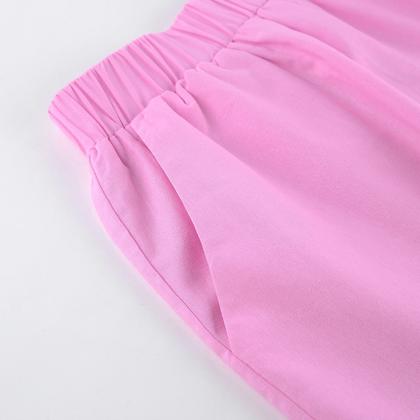 Completo da donna composto da top a canotta con volant e spalline da annodare e pantaloncini.