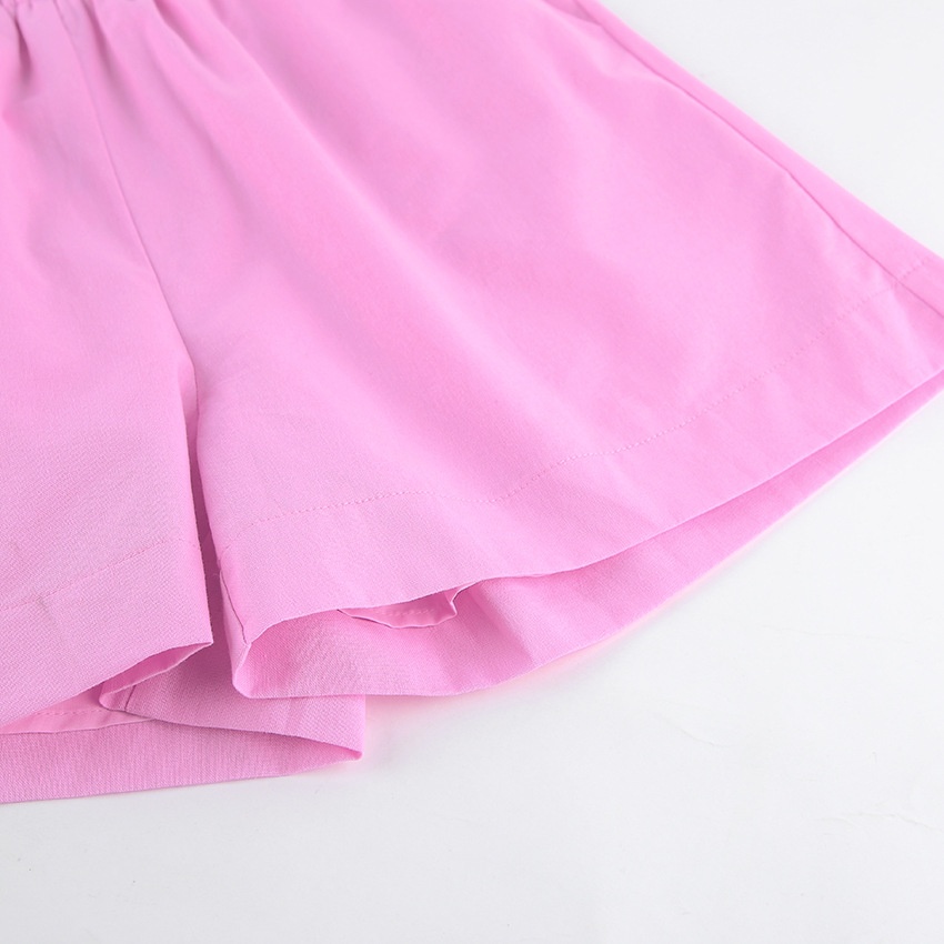 Completo da donna composto da top a canotta con volant e spalline da annodare e pantaloncini.