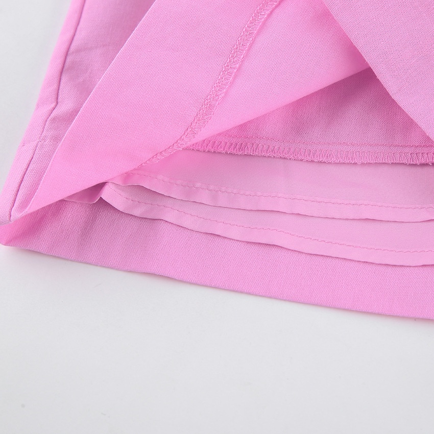 Completo da donna composto da top a canotta con volant e spalline da annodare e pantaloncini.