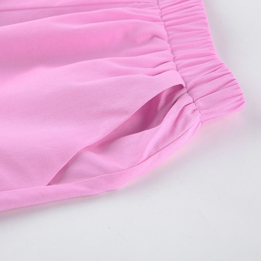 Completo da donna composto da top a canotta con volant e spalline da annodare e pantaloncini.