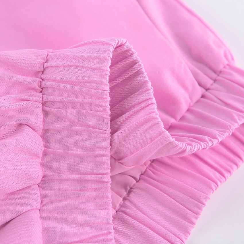 Completo da donna composto da top a canotta con volant e spalline da annodare e pantaloncini.