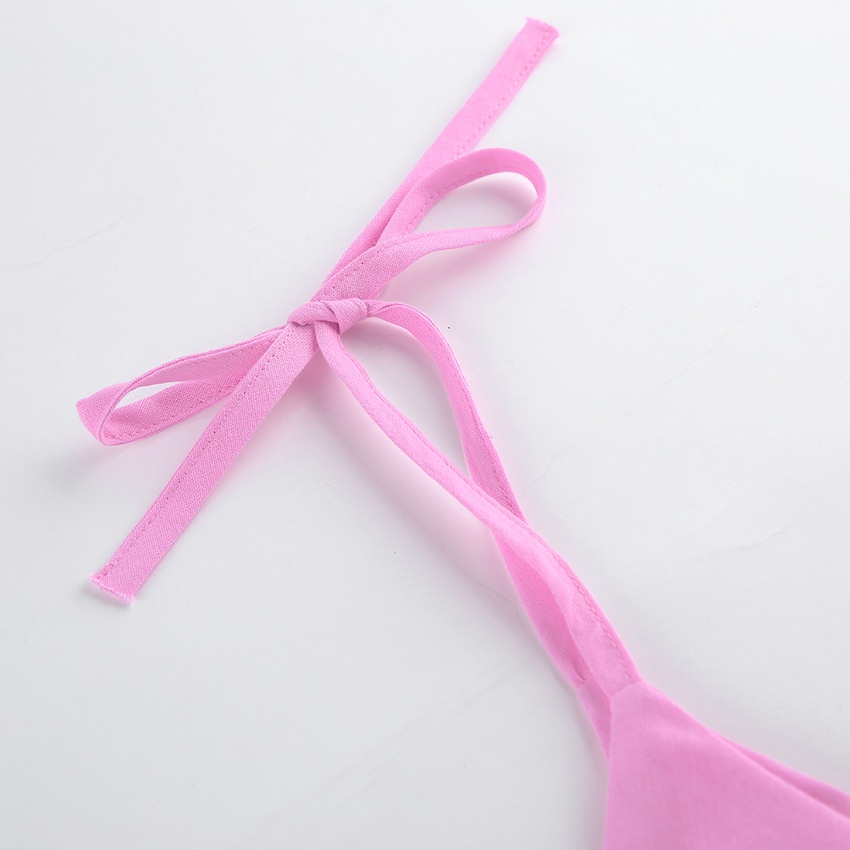 Completo da donna composto da top a canotta con volant e spalline da annodare e pantaloncini.