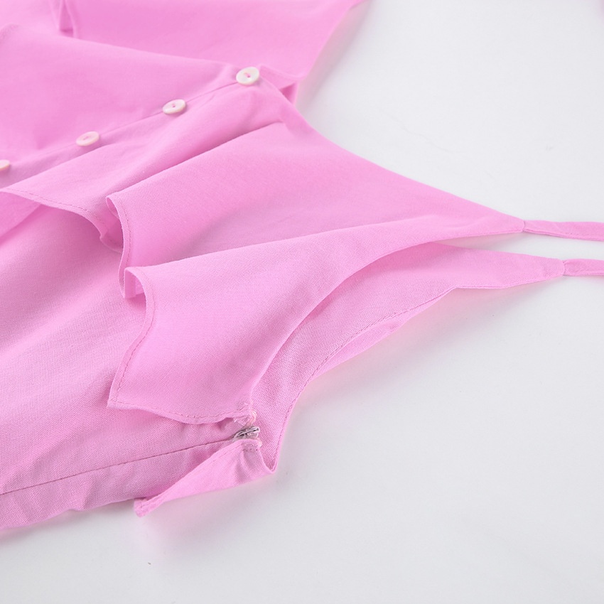 Completo da donna composto da top a canotta con volant e spalline da annodare e pantaloncini.