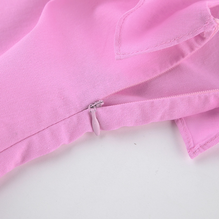 Completo da donna composto da top a canotta con volant e spalline da annodare e pantaloncini.