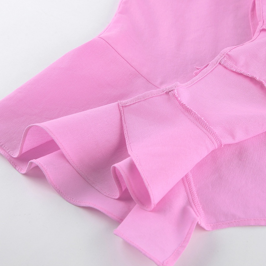 Completo da donna composto da top a canotta con volant e spalline da annodare e pantaloncini.