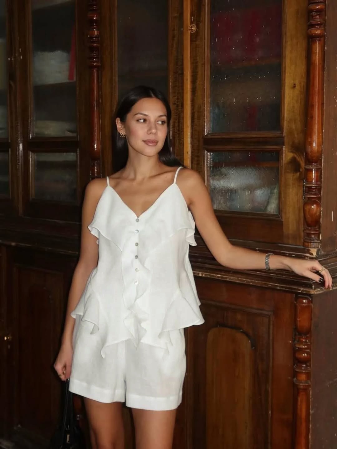 Completo da donna composto da top a canotta con volant e spalline da annodare e pantaloncini.