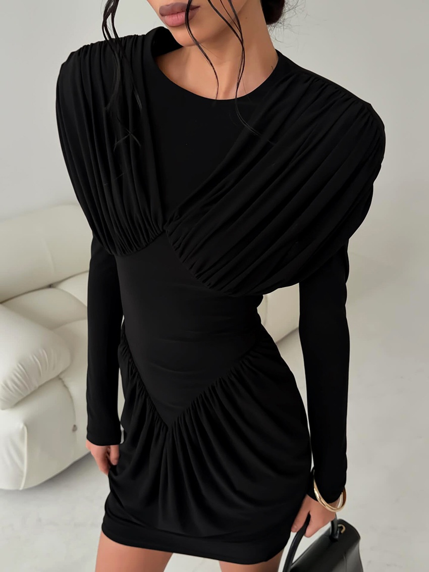 Mini abito da donna nero a maniche lunghe con arricciature