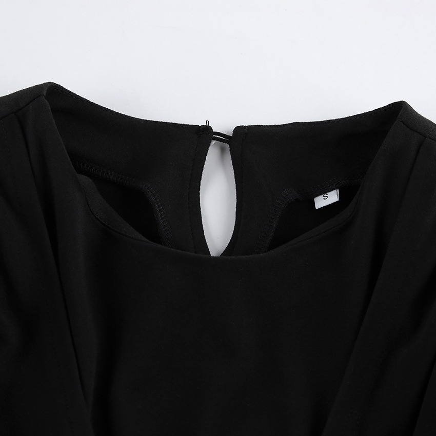 Mini abito da donna nero a maniche lunghe con arricciature