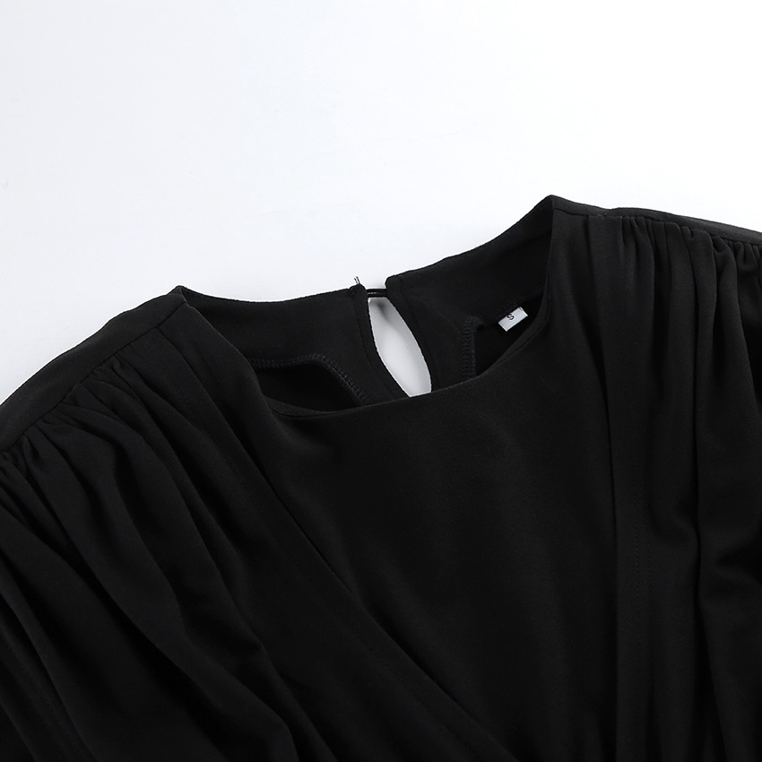 Mini abito da donna nero a maniche lunghe con arricciature