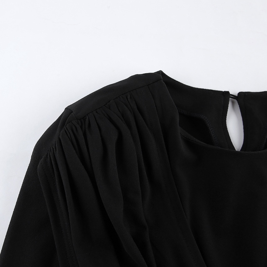 Mini abito da donna nero a maniche lunghe con arricciature
