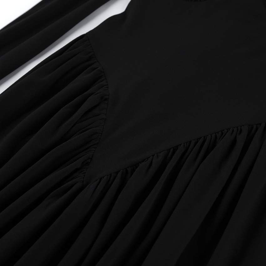 Mini abito da donna nero a maniche lunghe con arricciature