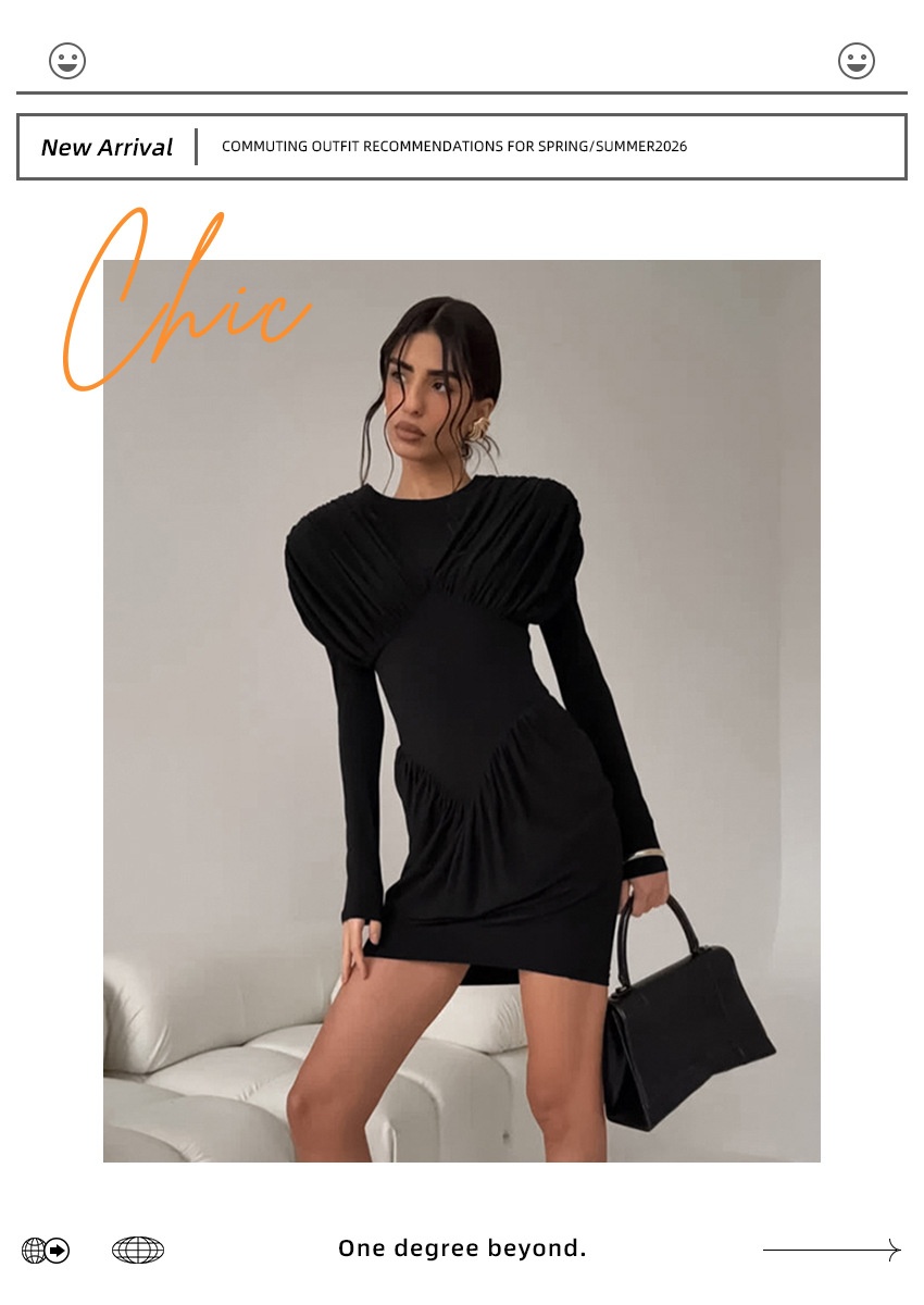 Mini abito da donna nero a maniche lunghe con arricciature