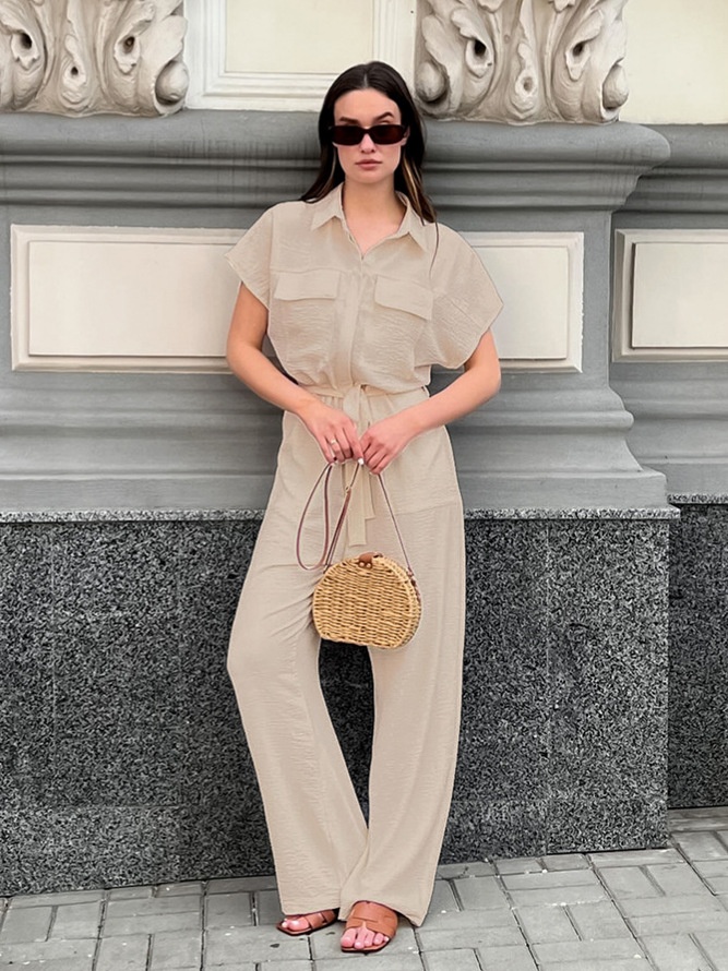 Combinaison beige chic à manches courtes et taille nouée