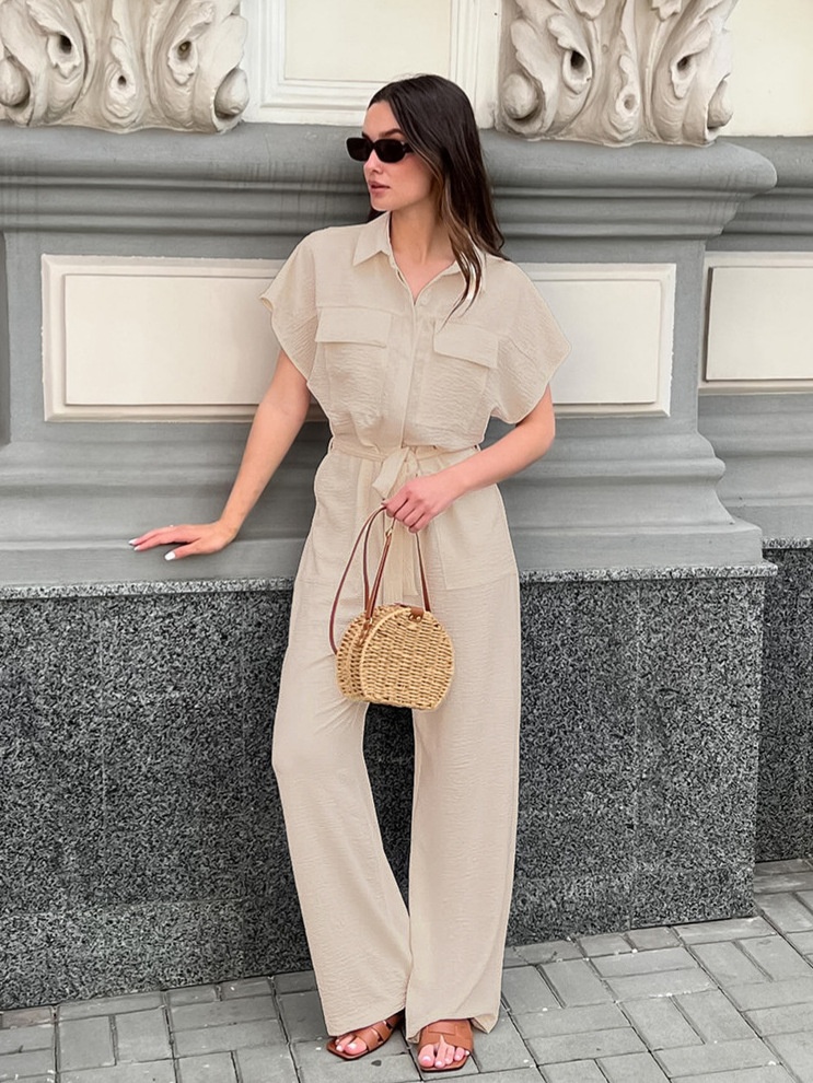 Combinaison beige chic à manches courtes et taille nouée