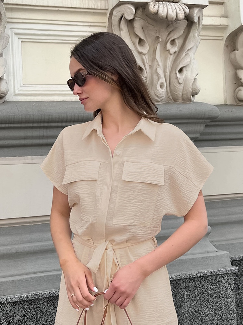 Combinaison beige chic à manches courtes et taille nouée