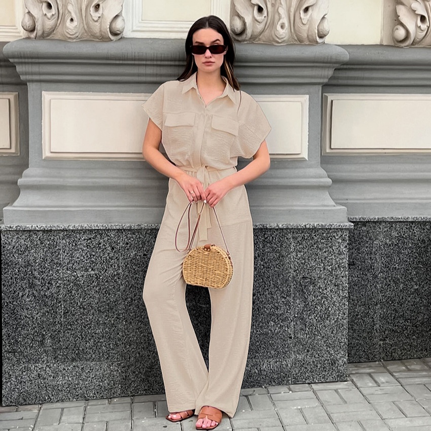 Combinaison beige chic à manches courtes et taille nouée