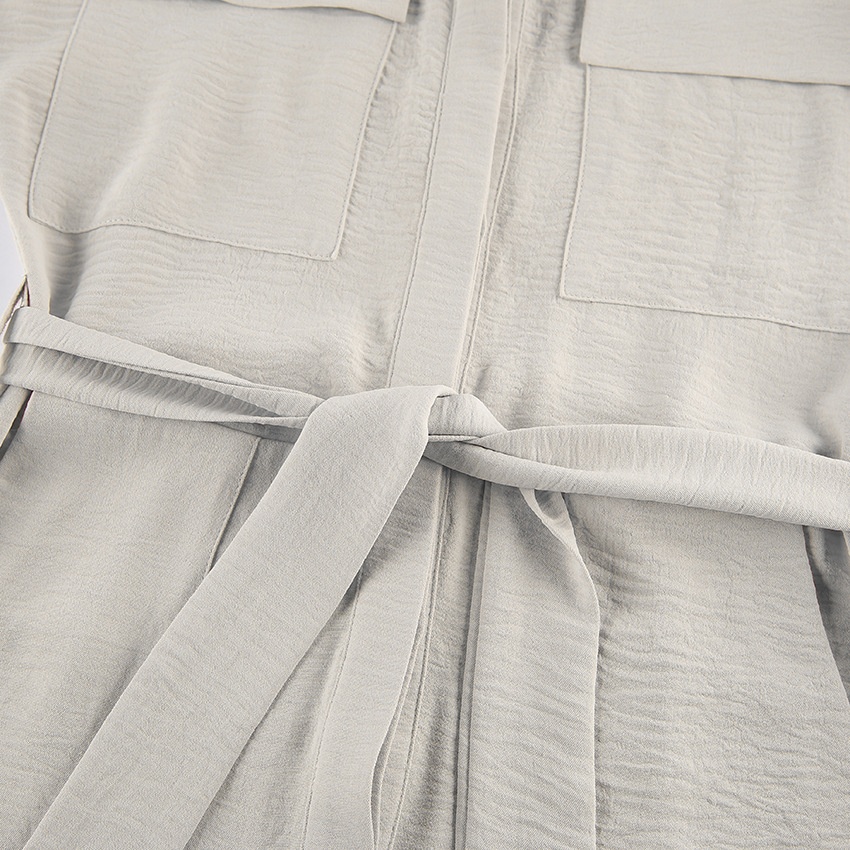 Combinaison beige chic à manches courtes et taille nouée