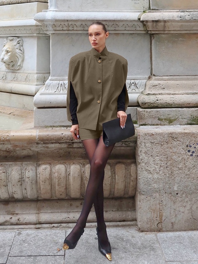 Ensemble chic vert armée comprenant une cape, un blazer et un short