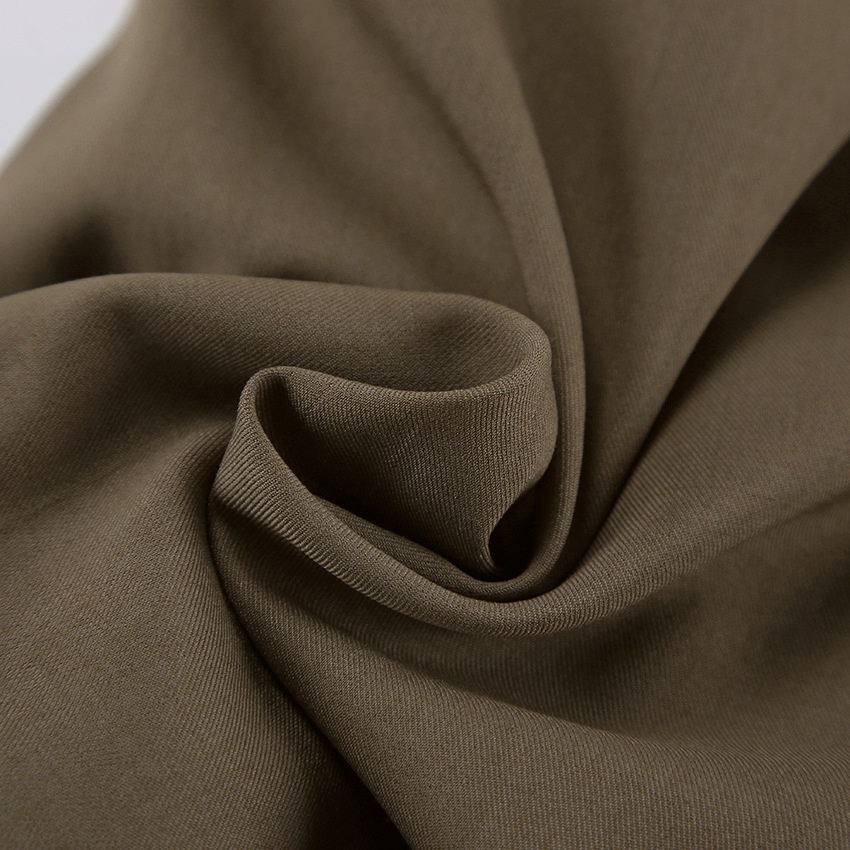 Ensemble chic vert armée comprenant une cape, un blazer et un short